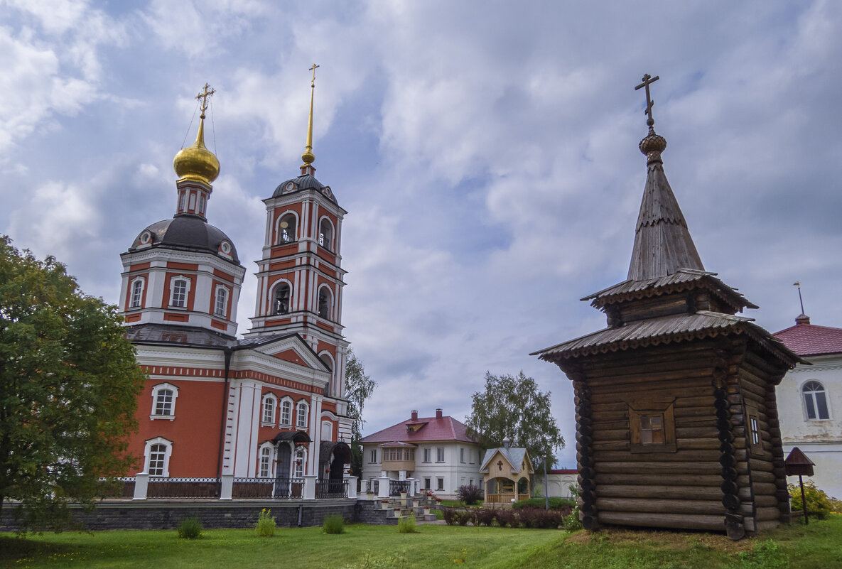 Троицкий собор с колокольней и  часовня Преподобного Сергия Радонежского - Сергей Цветков