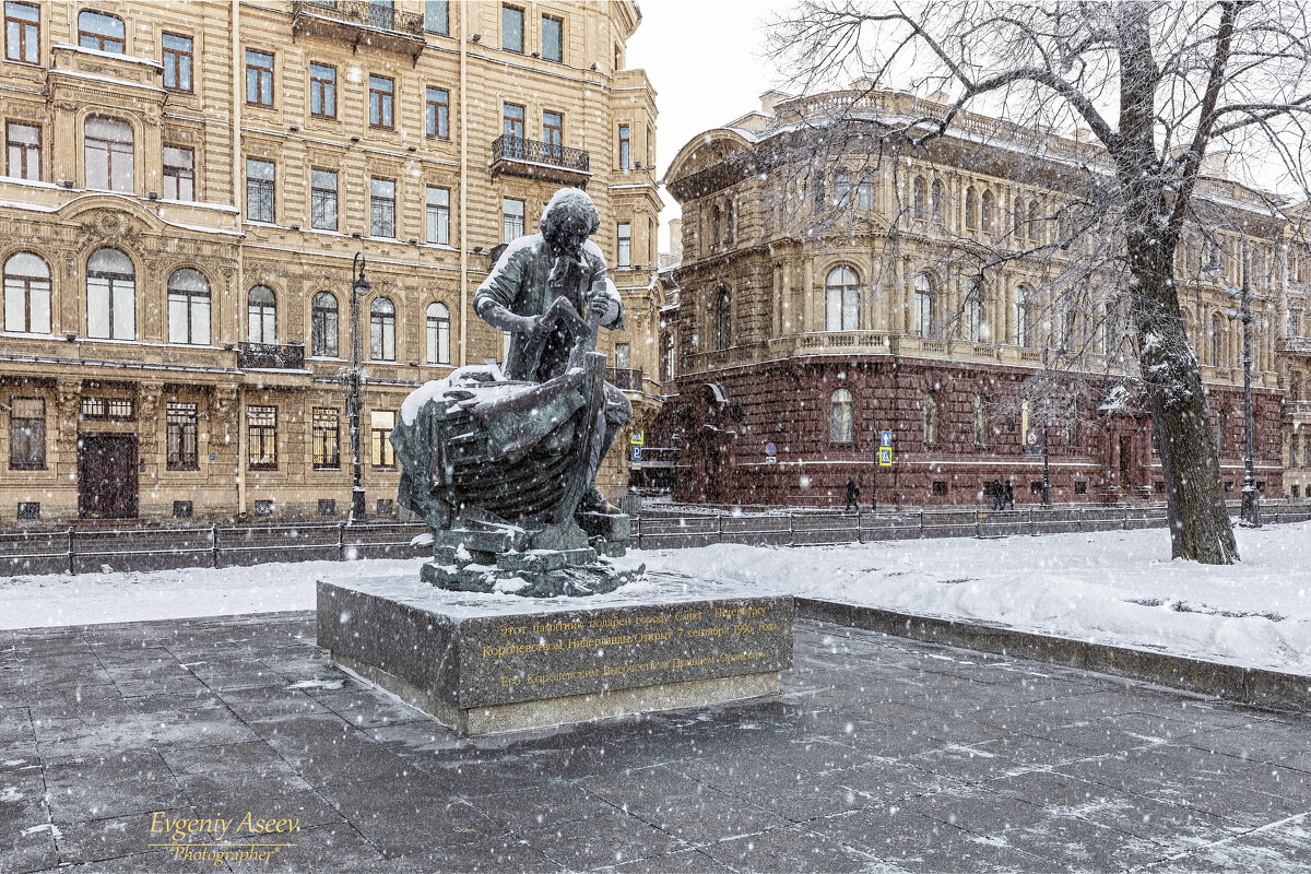 Петербургские зарисовки. А Петр все рубит ... - Евгений 