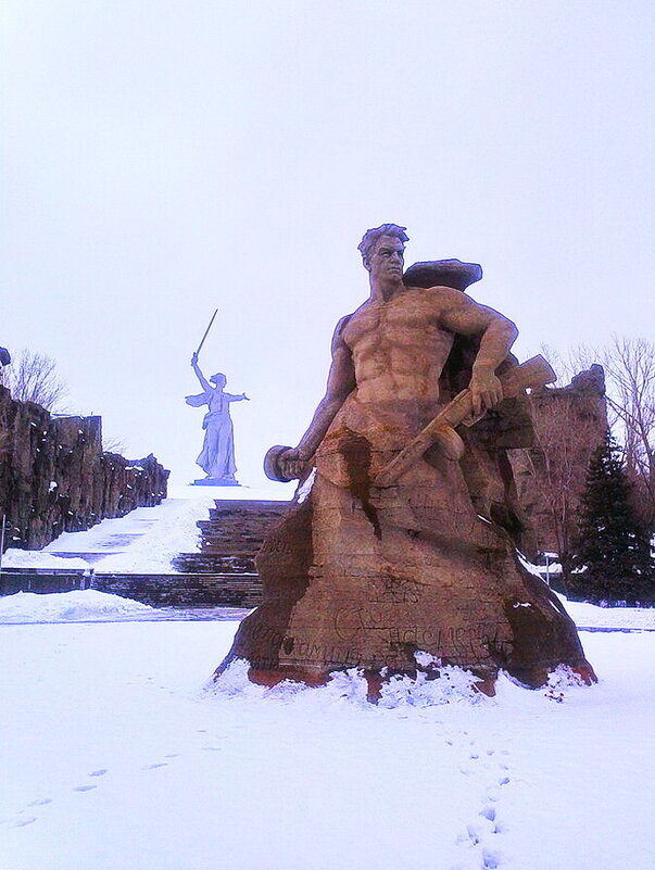 Памятник солдату на Мамаевом кургане - Людмила Смородинская