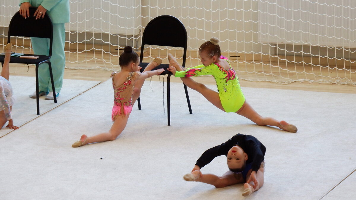 Один стульчик на двоих , другие заняты . - Вик Токарев Один стульчик на двоих , другие заняты . - Вик Токарев