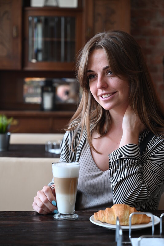 В кафе. - Харис Шахмаметьев