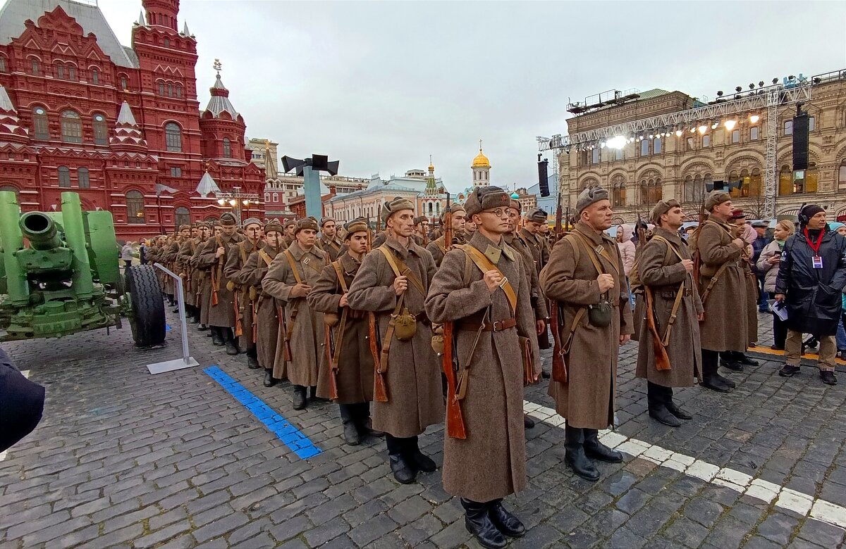 Выставка в честь парада 1941 года. - Светлана 13.06.