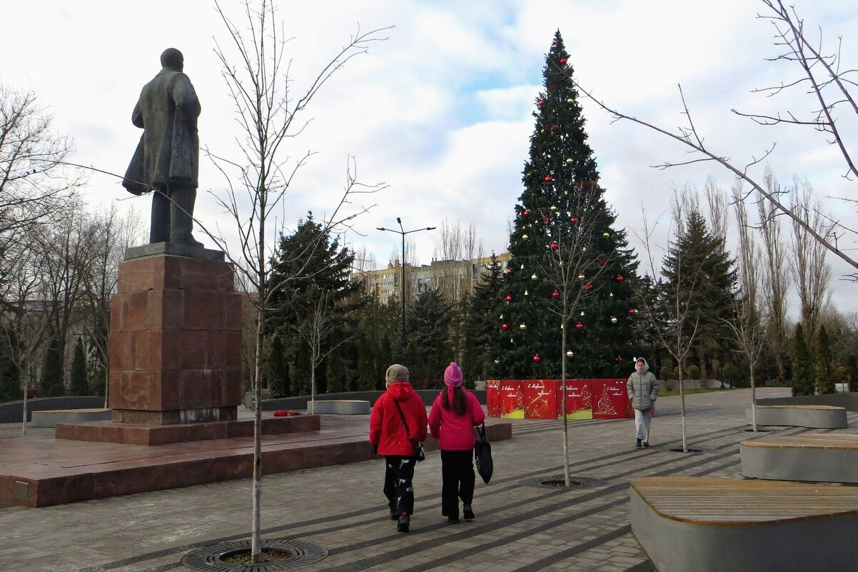 Каждый год в Аксае на площади Ленина Ильич любуется Новогодней городской ёлкой - Татьяна Смоляниченко