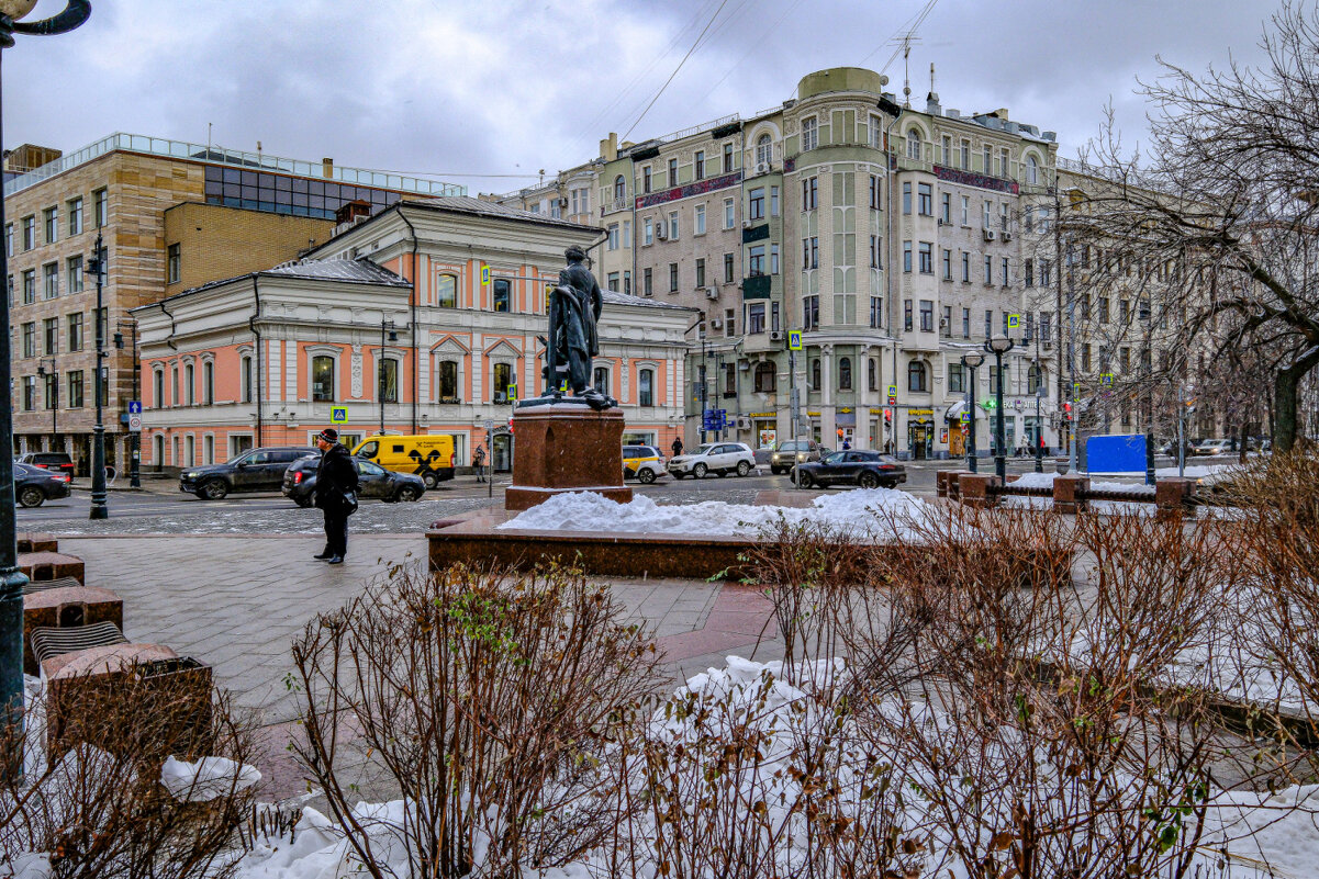 Памятник к художнику Сурикову - Георгий А