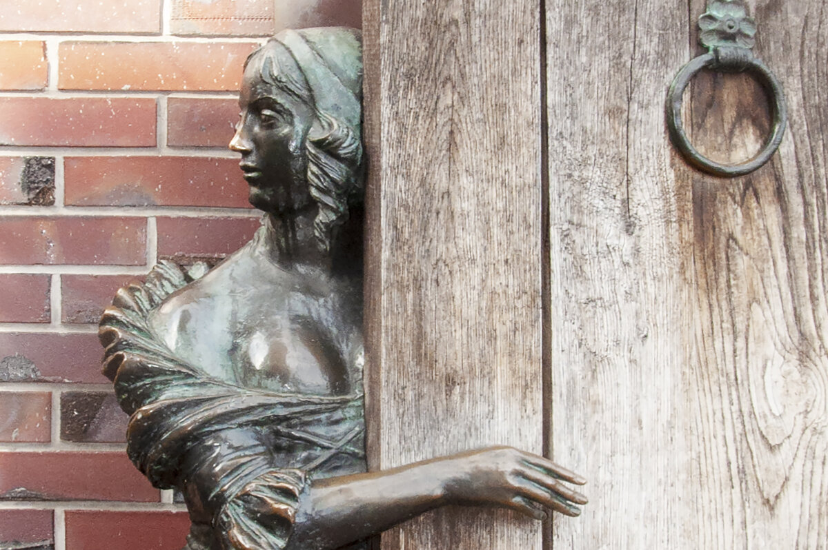 Калининград. Девушка Марта у входа на смотровую башню в Рыбной деревне - Gen Калининград. Девушка Марта у входа на смотровую башню в Рыбной деревне - Gen