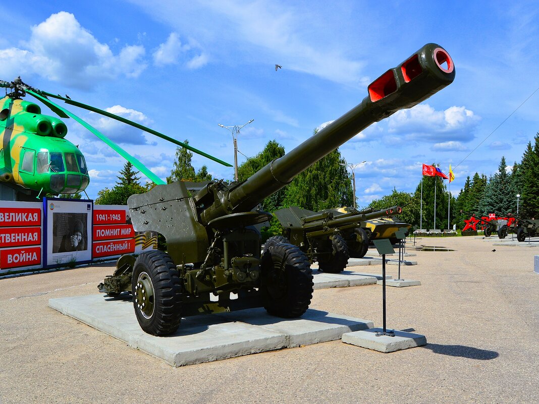 Чебоксары. Буксируемая 152-мм пушка-гаубица Д - 20. - Пётр Чернега Чебоксары. Буксируемая 152-мм пушка-гаубица Д - 20. - Пётр Чернега