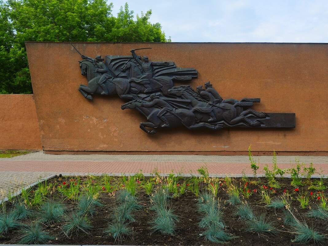 Чебоксары. Барельеф "Конница Чапаева" на здании музея В.И. Чапаева. - Пётр Чернега