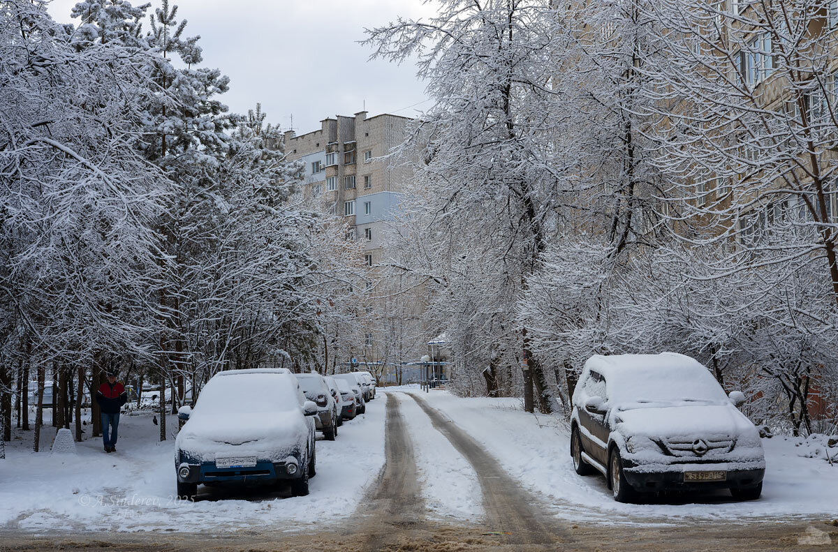 Заснеженный городской двор - Александр Синдерёв