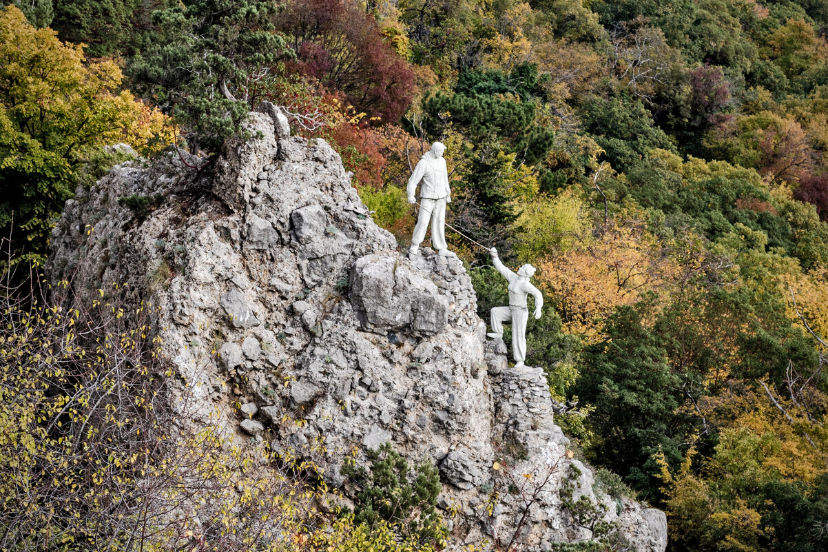 Памятник альпинистам в горах Крыма - But684 