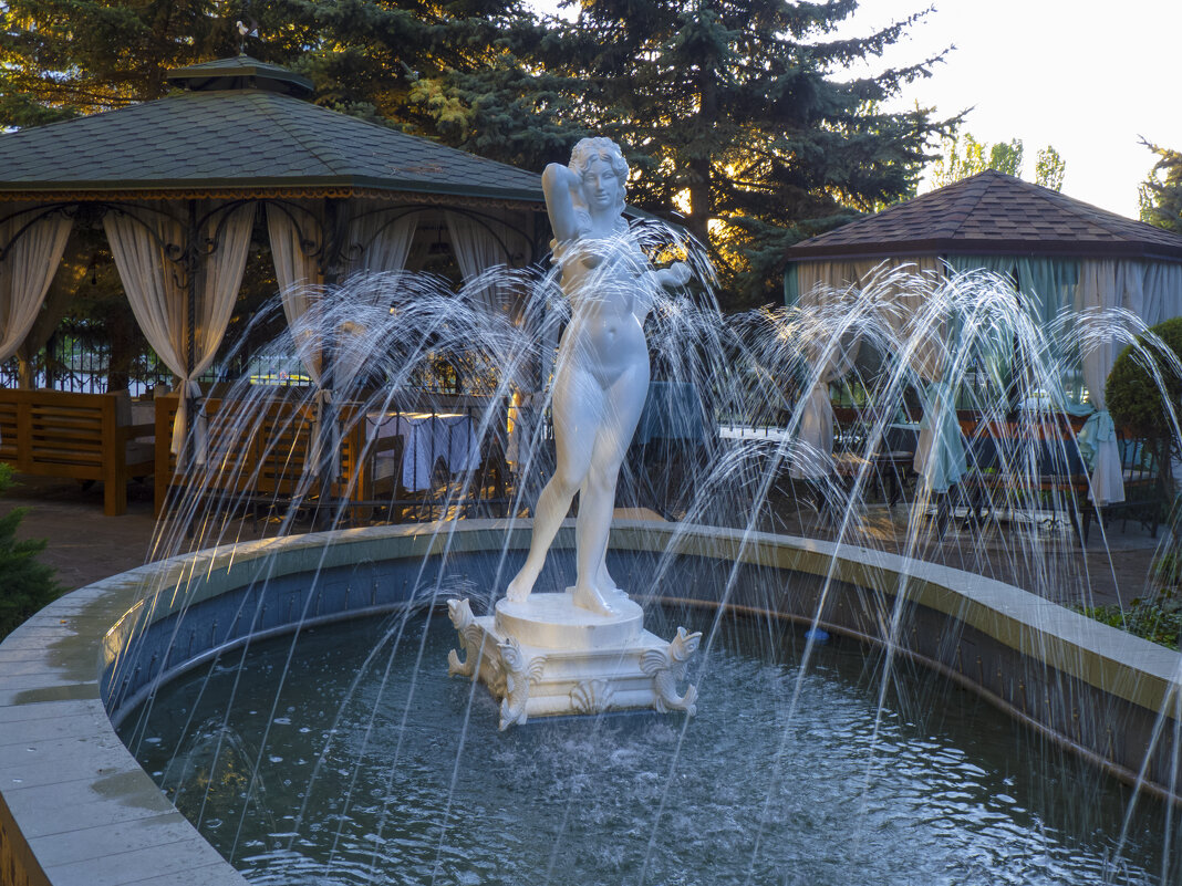 Фонтан внутри двора гостиницы Даяна - Валентин Семчишин