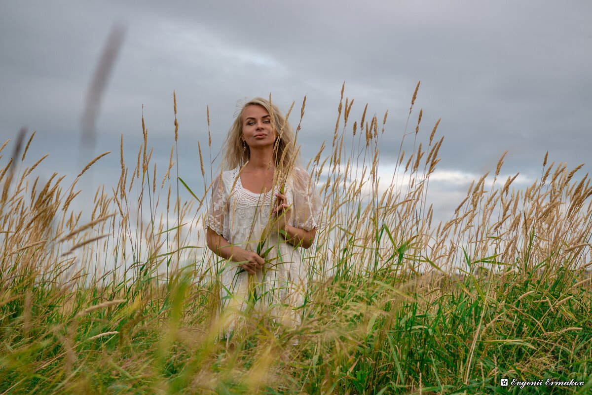 Блондинка в деревне - Евгений Ермаков Блондинка в деревне - Евгений Ермаков