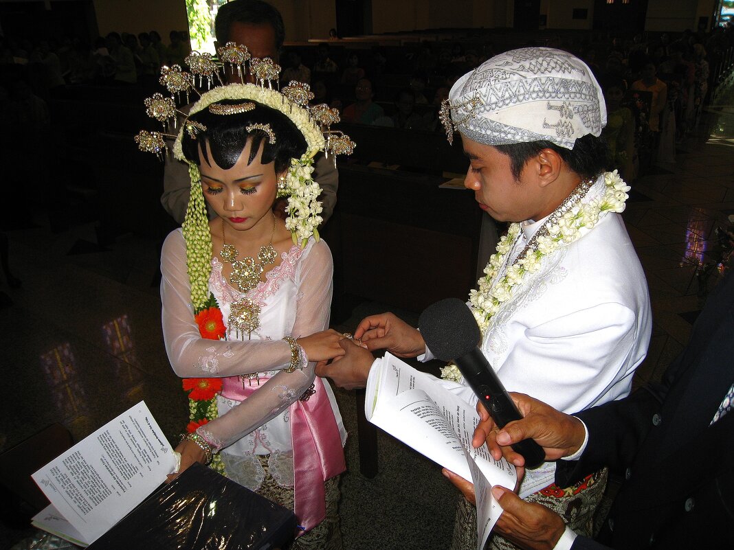 Жених надевает кольцо невесте. - unix (Илья Утропов) Жених надевает кольцо невесте. - unix (Илья Утропов)