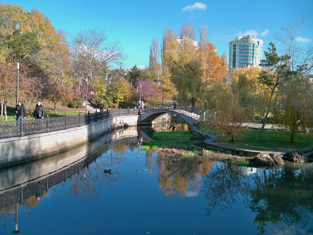 Осенний парк Гагарина - Валентин Семчишин Осенний парк Гагарина - Валентин Семчишин