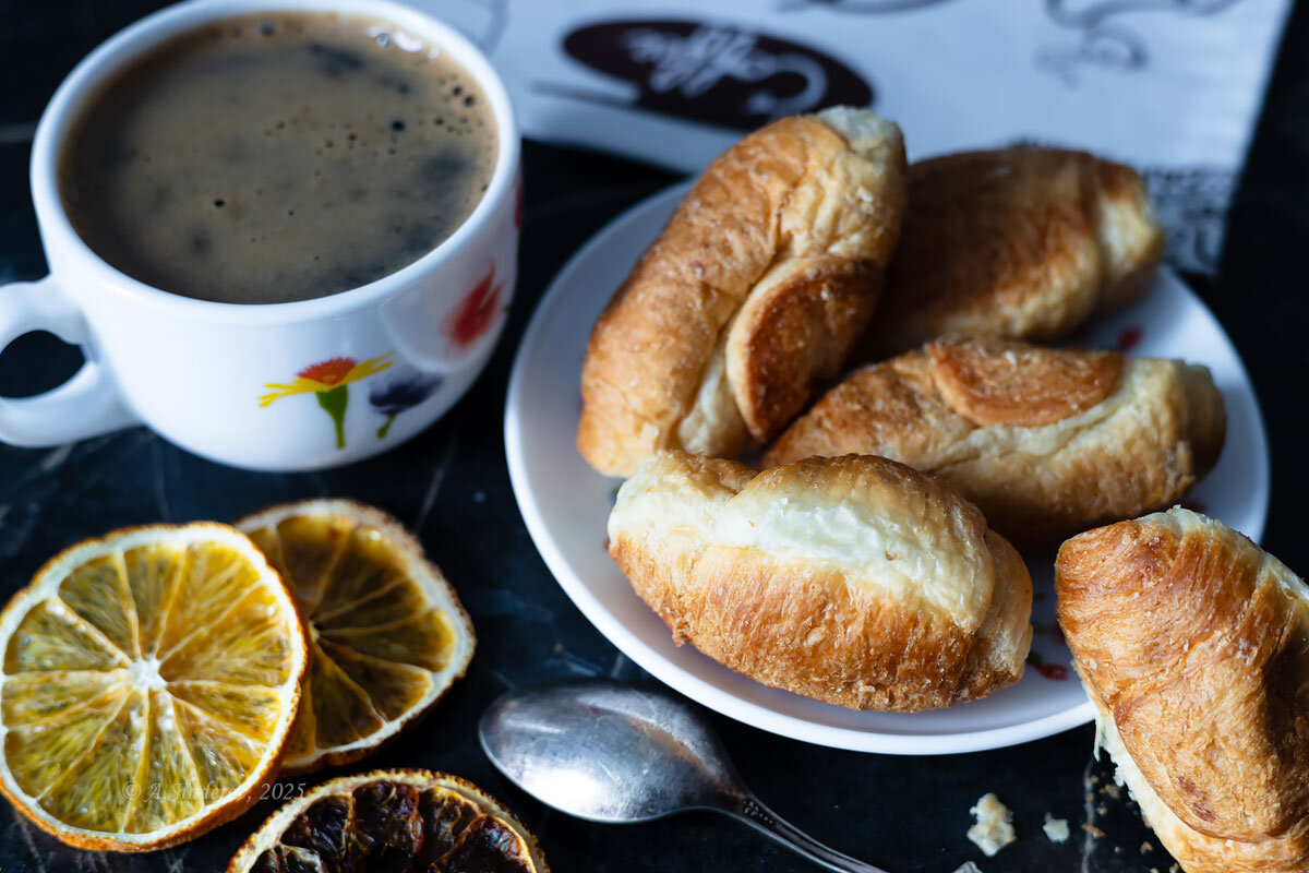 Круассаны с чашкой кофе - Александр Синдерёв