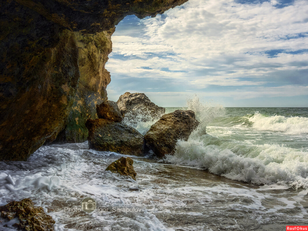 Кипящий прибой в Коровьей бухте - Игорь Сарапулов Кипящий прибой в Коровьей бухте - Игорь Сарапулов