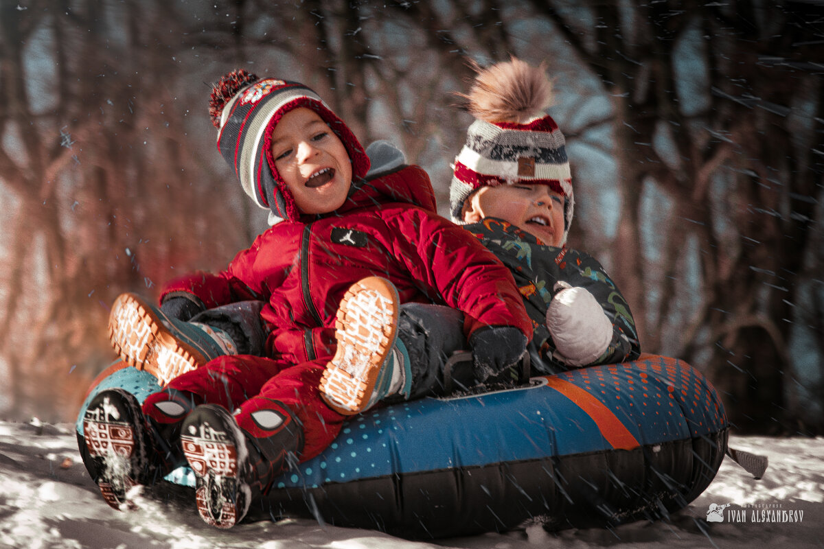 Children met the first snow in the city of Springfield - Photographer Ivan Alexandrov Deineha Children met the first snow in the city of Springfield - Photographer Ivan Alexandrov Deineha