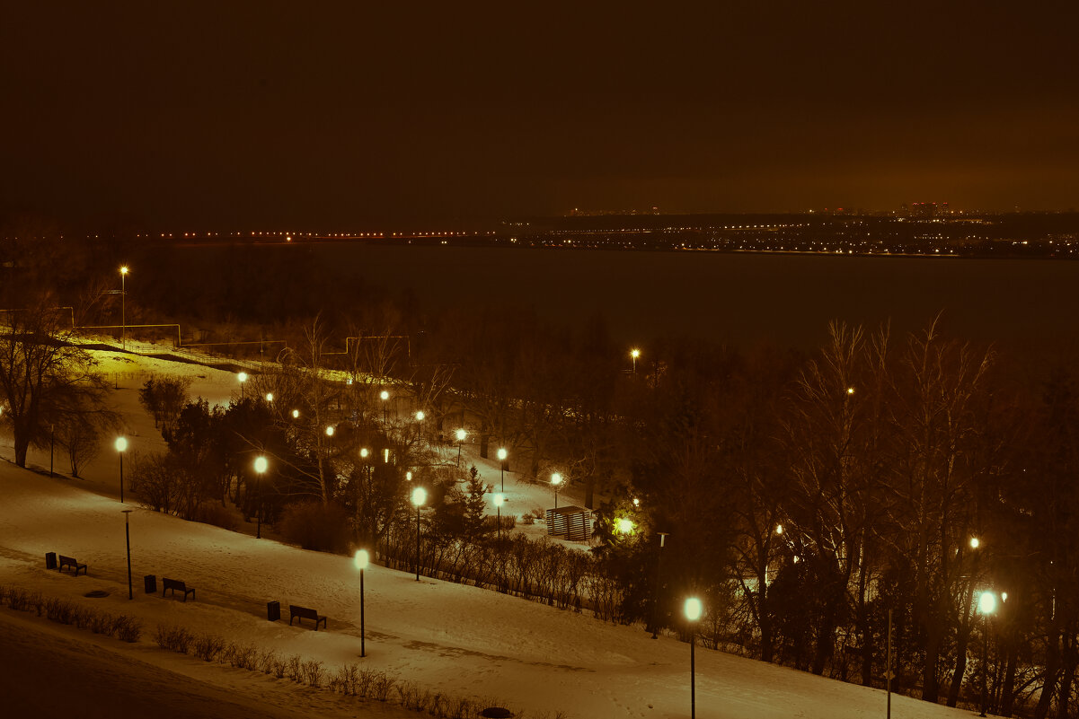 Из серии - "Ночной Ульяновск". Вид с Венца на левый берег. - Александр Беляков Из серии - "Ночной Ульяновск". Вид с Венца на левый берег. - Александр Беляков