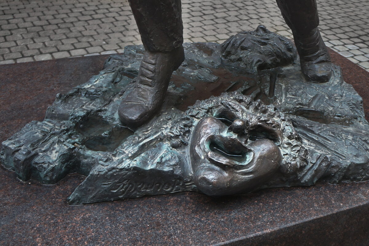 фрагмент памятника Мейерхольду - zavitok * фрагмент памятника Мейерхольду - zavitok *