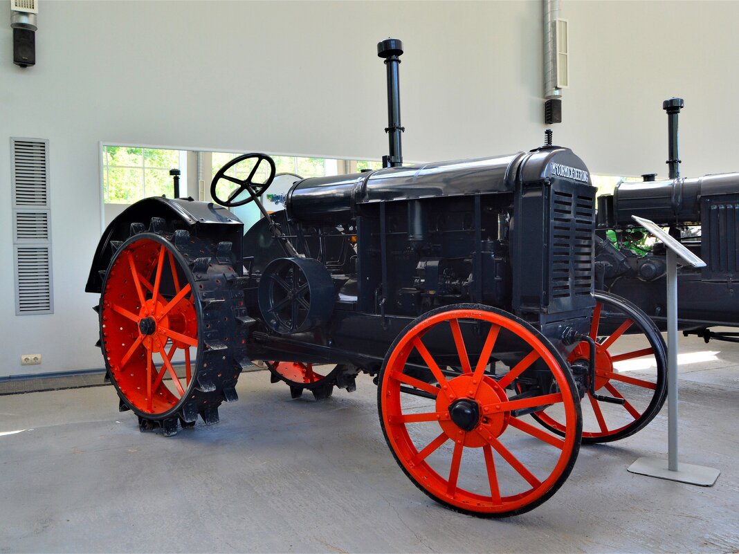 Чебоксары. Пахотный колёсный трактор McCormick – Deering 10/20. - Пётр Чернега