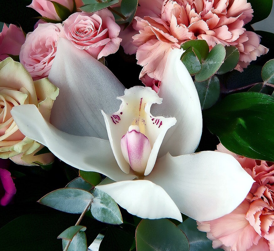 Орхидея в букете - Ольга Довженко