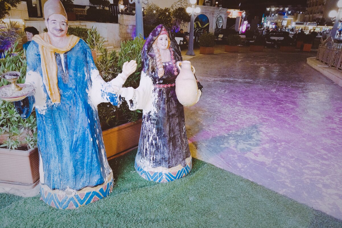 Скульптуры в национальной одежде - Игорь Солдаткин