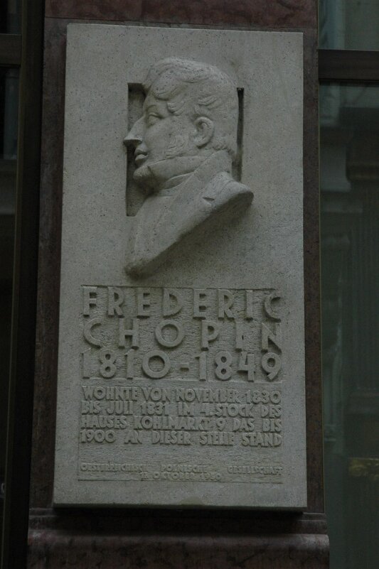 Памятник Фредерику Шопену на здании - Alexandra Sakharova