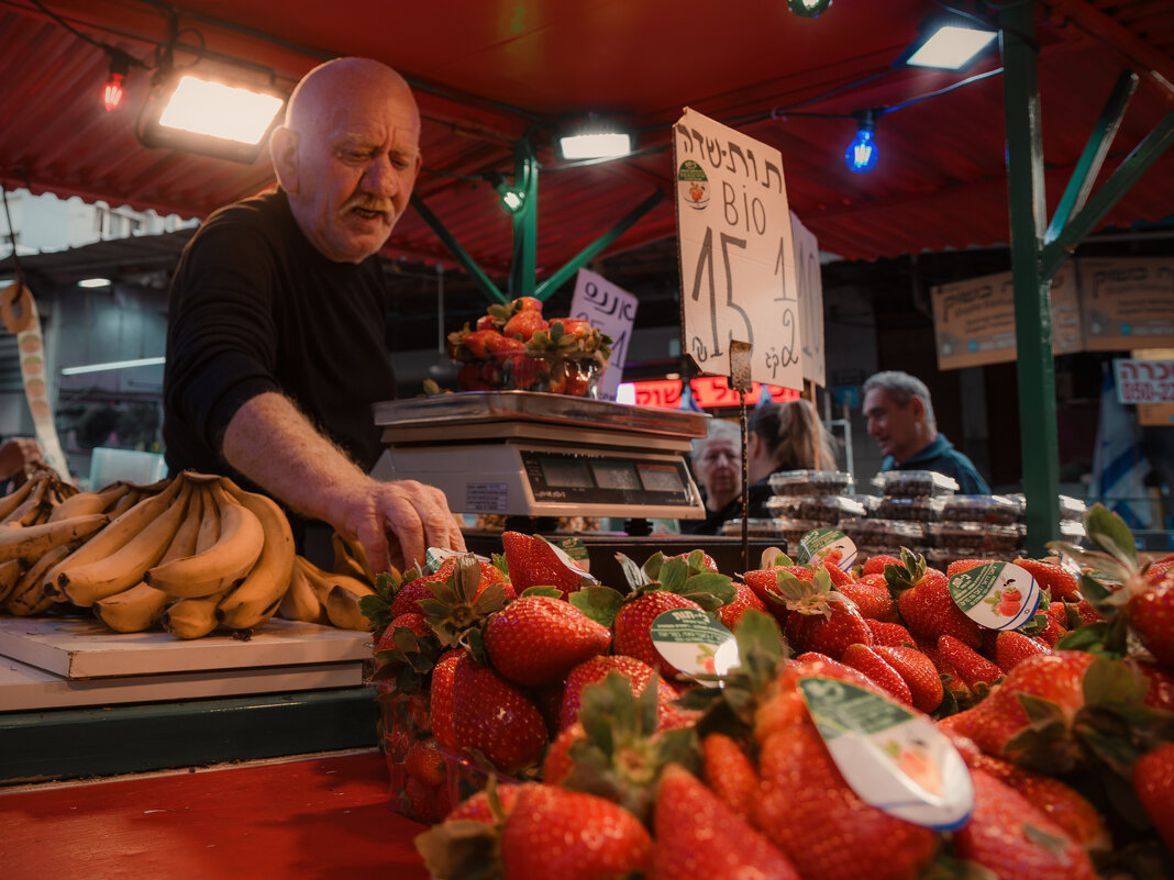 "Когда у вас появляется первая клубника?" "В шесть утра" - alex chernin