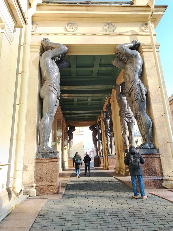 Атланты - Валентина Жукова Атланты - Валентина Жукова