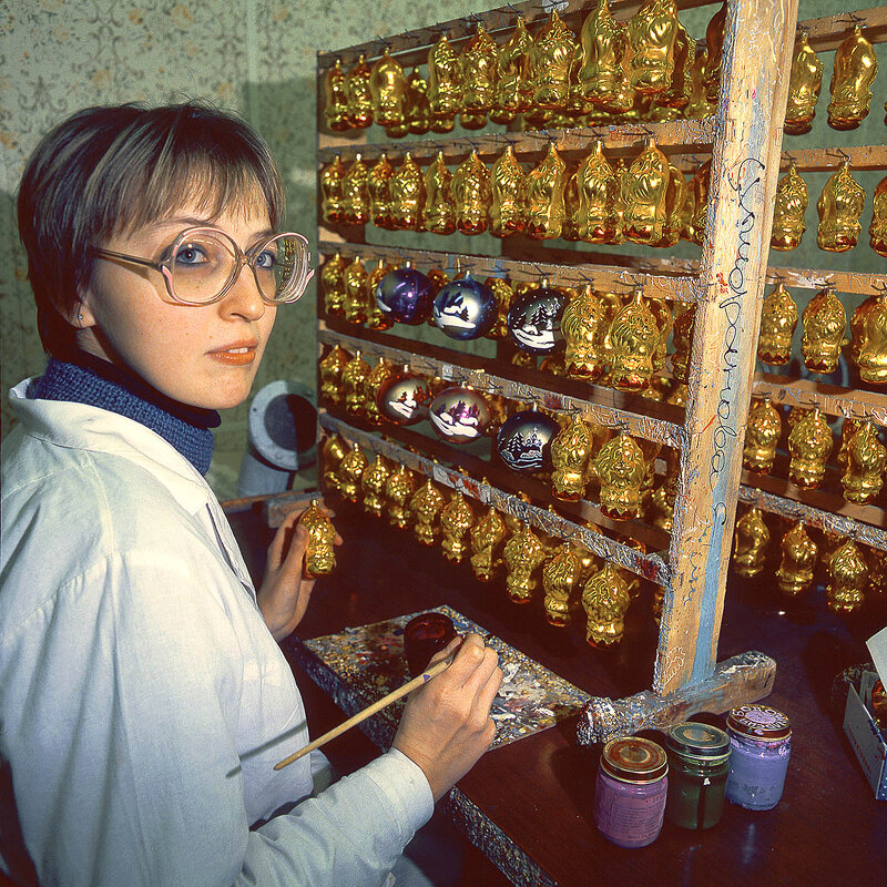 Москва, завод ёлочных игрушек. В цеху росписи. - Игорь Олегович Кравченко