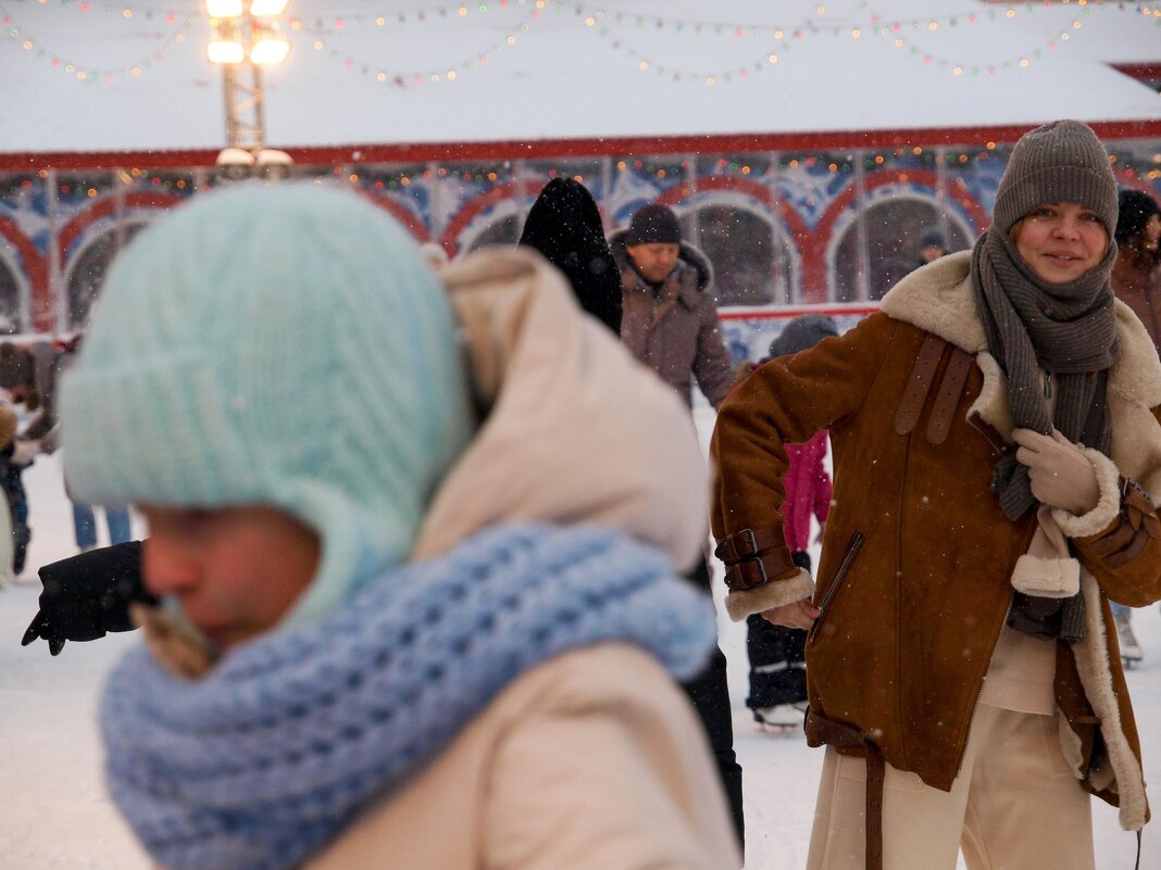 Люди на катке - Сергей Золотавин Люди на катке - Сергей Золотавин