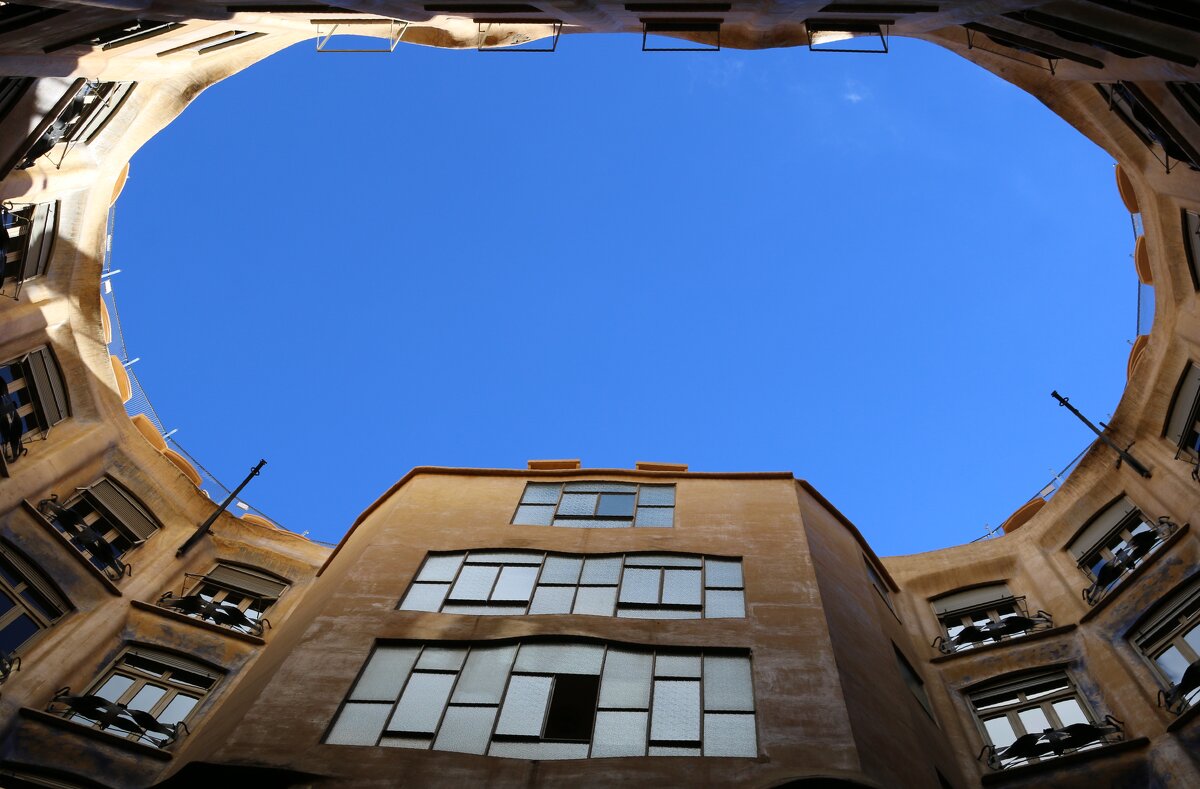 Во дворике дома-пещеры - Ольга Во дворике дома-пещеры - Ольга