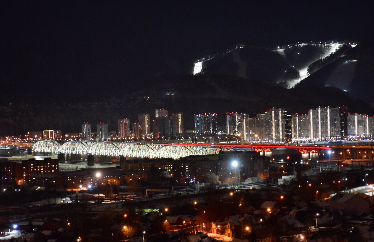 На фоне горнолыжного комплекса "Бобровый лог" - Владимир Звягин