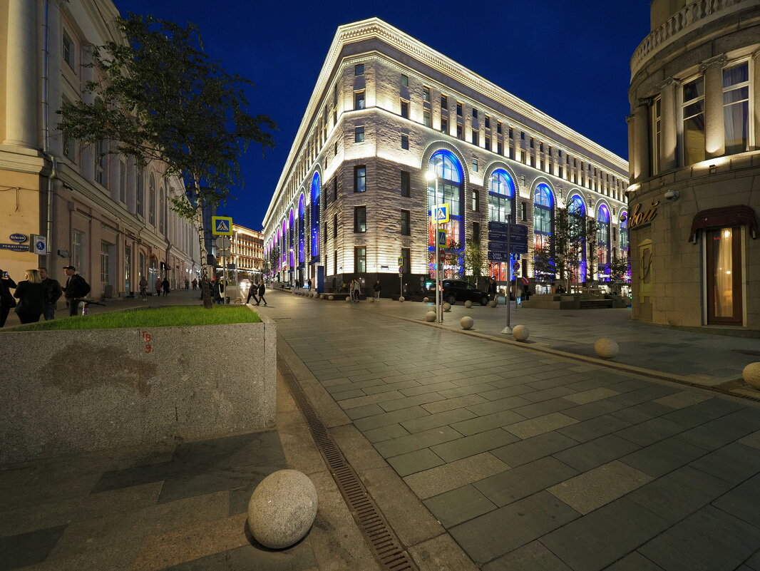 Из прогулок по Москве (Пушечная улица) - Евгений Седов Из прогулок по Москве (Пушечная улица) - Евгений Седов