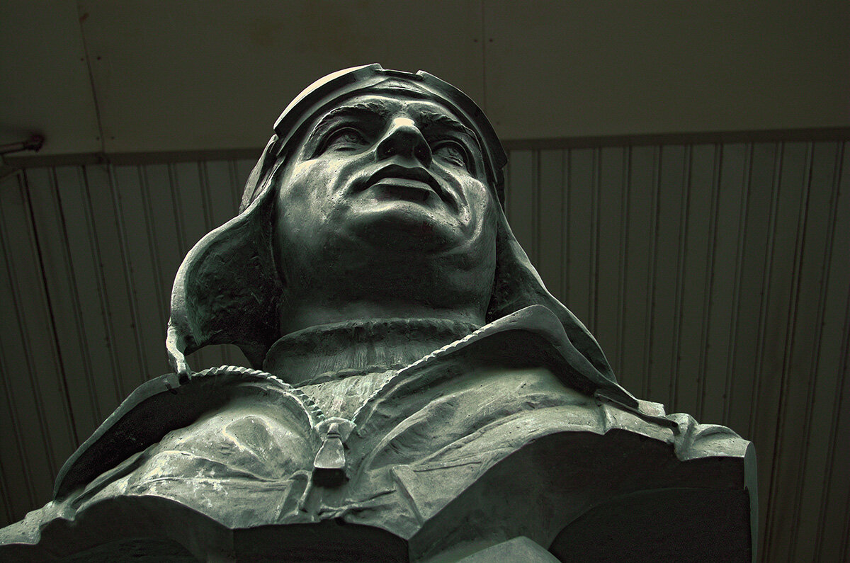 Ленинград. Бюст В.Чкалова у ст.м."Чкаловская". - Игорь Олегович Кравченко Ленинград. Бюст В.Чкалова у ст.м."Чкаловская". - Игорь Олегович Кравченко