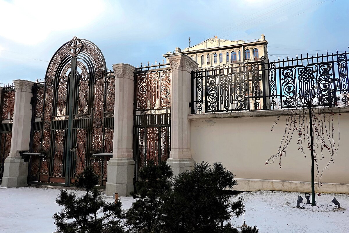 Северные ворота в ограде Сретенского монастыря. - Татьяна Помогалова Северные ворота в ограде Сретенского монастыря. - Татьяна Помогалова