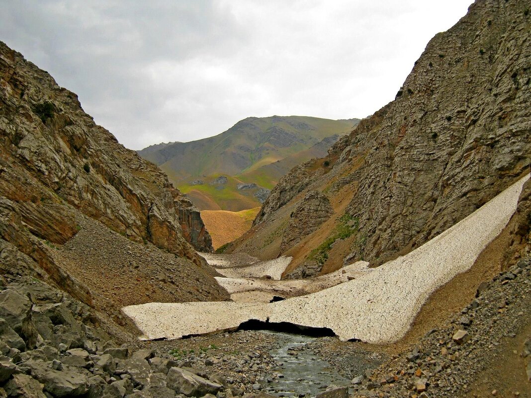 ГОРНАЯ ПРОГУЛКА, остатки лавин. - Виктор Осипчук