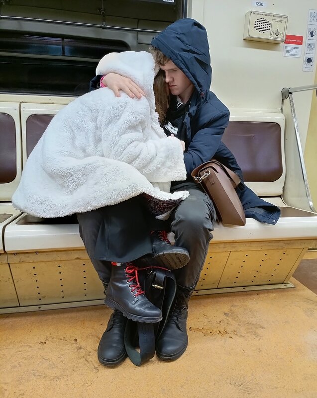 Женщины в метро. Февраль 2025г - Юрий Журавлев