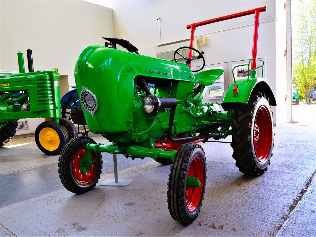 Чебоксары. Колёсный универсально-пропашной трактор Porsche Alligaier A111. - Пётр Чернега Чебоксары. Колёсный универсально-пропашной трактор Porsche Alligaier A111. - Пётр Чернега