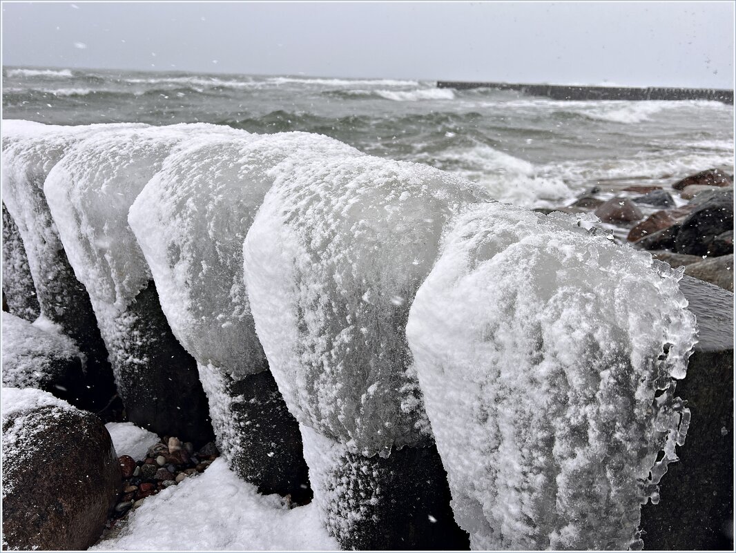 Заснеженные волнорезы. - Валерия Комова Заснеженные волнорезы. - Валерия Комова