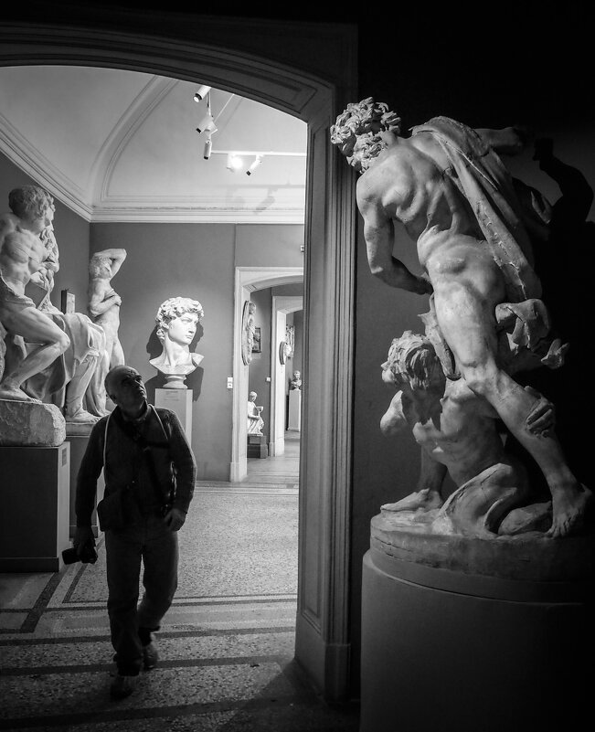 В академии им. И.Е. Репина - Магомед . В академии им. И.Е. Репина - Магомед .