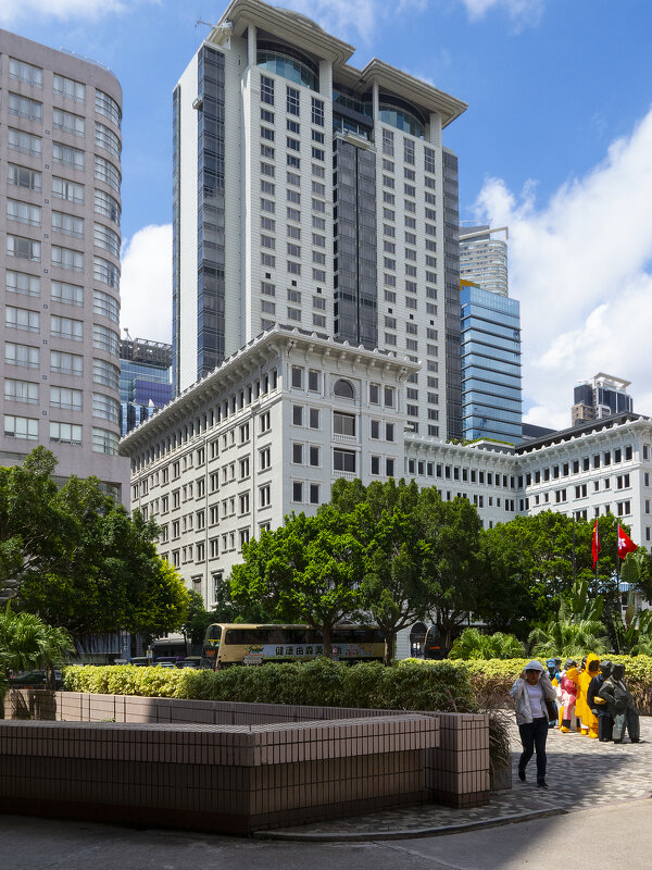 Скверик и небоскребы - Леонид 