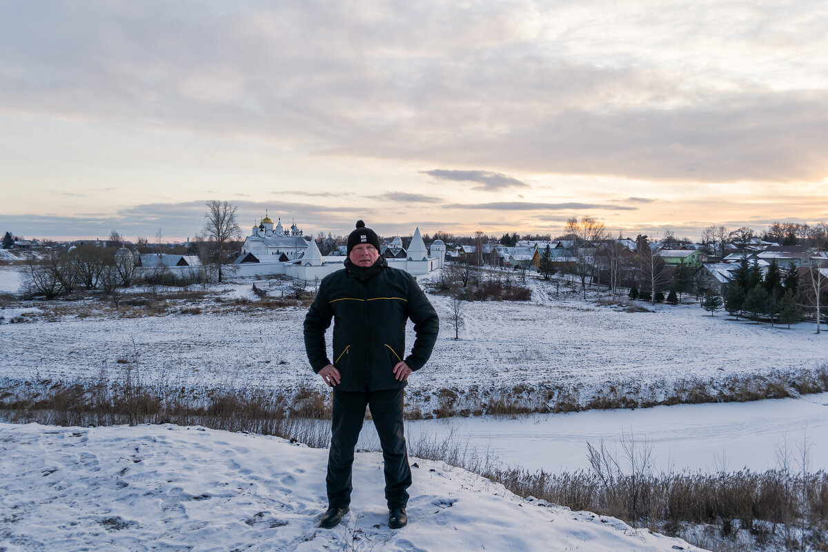 На фоне монастыря - Сергей Цветков На фоне монастыря - Сергей Цветков