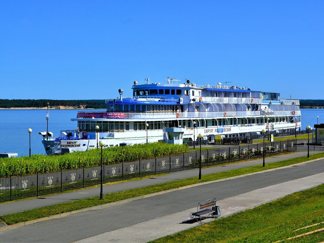 Чебоксары. Пассажирский теплоход "Хирург Разумовский" у причала речного вокзала. - Пётр Чернега Чебоксары. Пассажирский теплоход "Хирург Разумовский" у причала речного вокзала. - Пётр Чернега