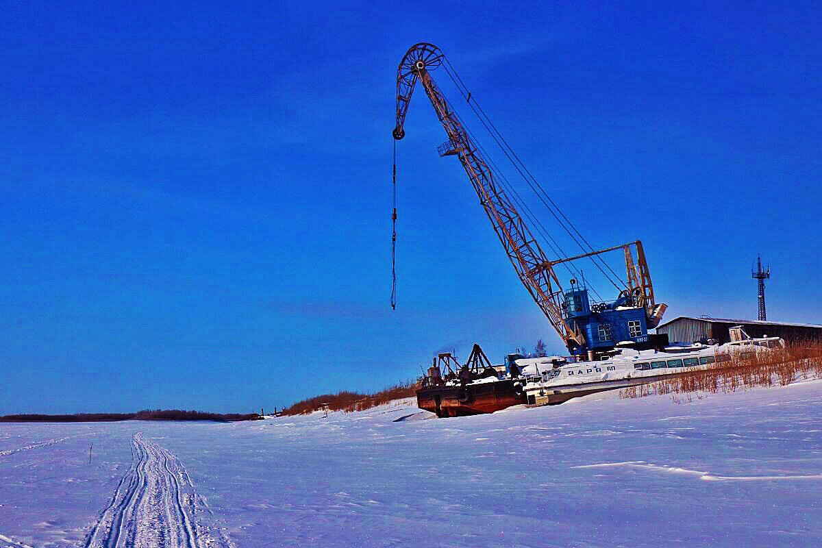 Юганская Обь...Плавучий кран на приколе! - Владимир 