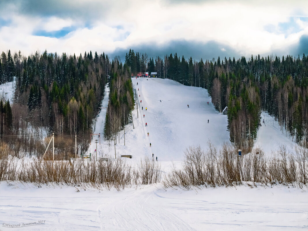 Ухта. Лыжно-сноубордная база отдыха "Снегири". На переднем плане - река Ухта - Николай Зиновьев Ухта. Лыжно-сноубордная база отдыха "Снегири". На переднем плане - река Ухта - Николай Зиновьев