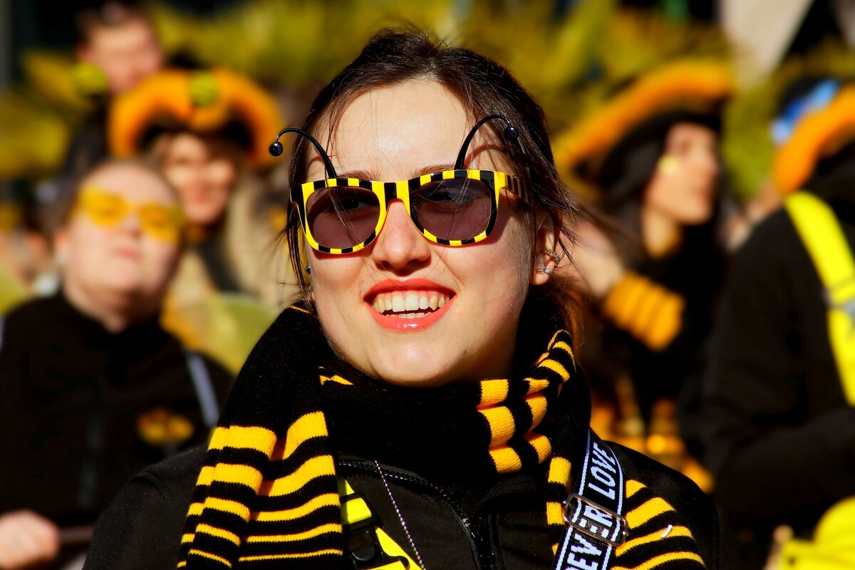 Весёлая пчёлка - Юрий. Шмаков Весёлая пчёлка - Юрий. Шмаков