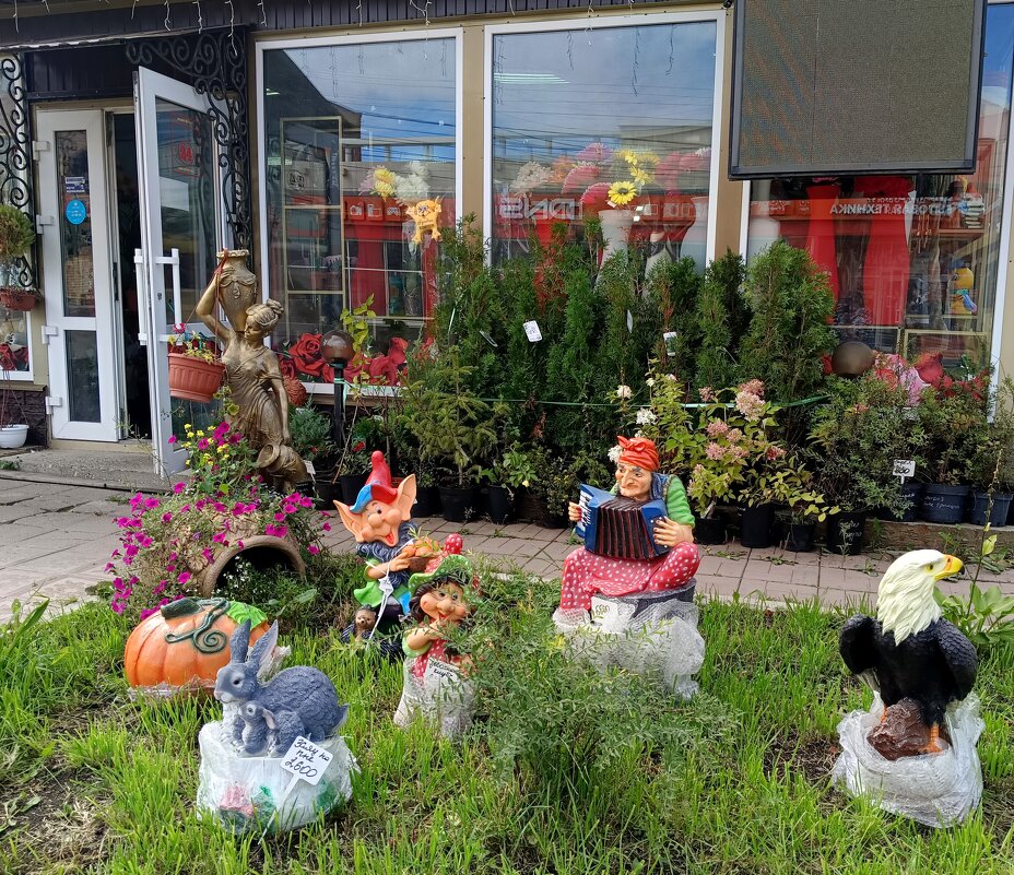 У цветочного магазина в Вышнем Волочке - Мария Васильева У цветочного магазина в Вышнем Волочке - Мария Васильева