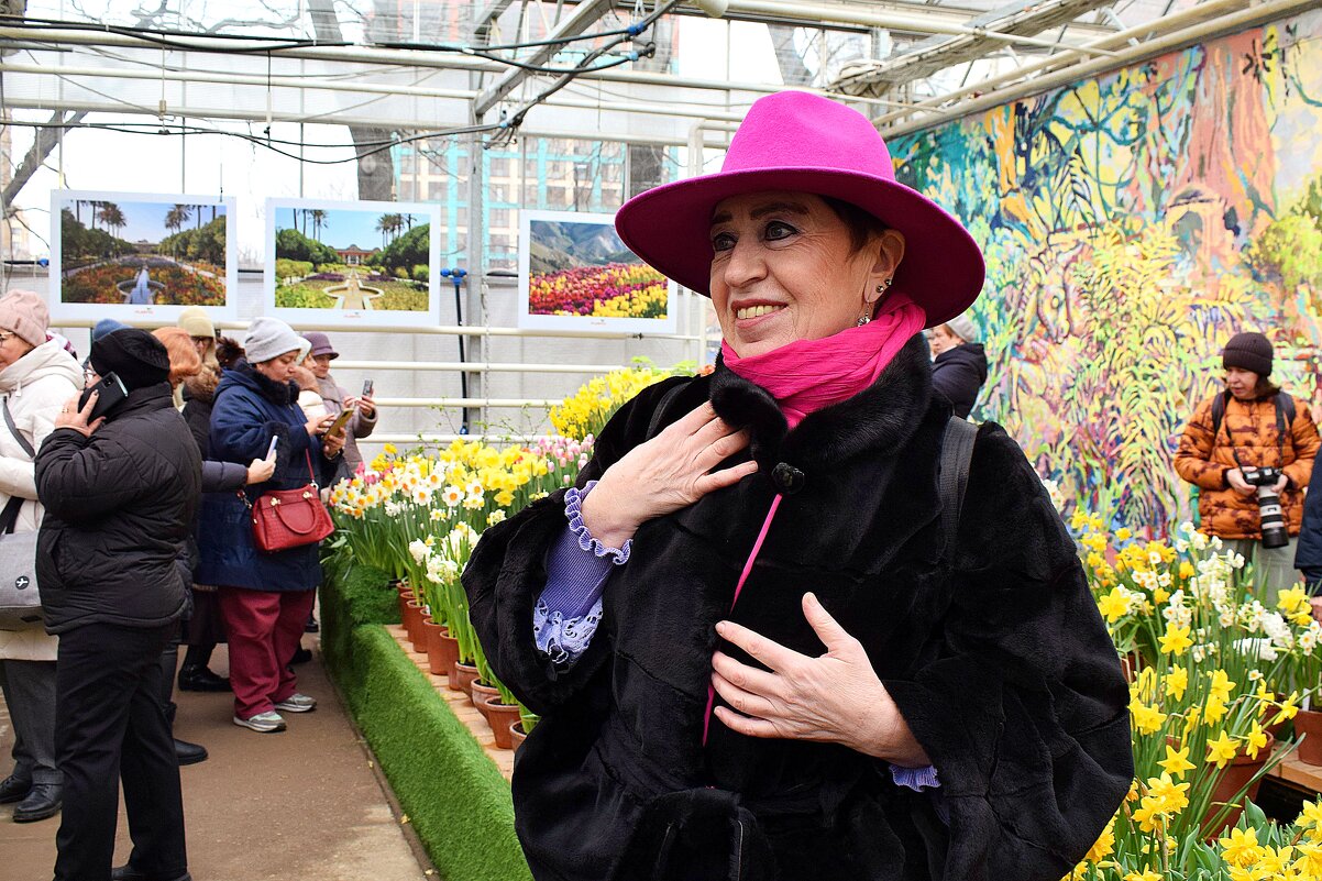 Женщины, окруженные цветами, создают неповторимую атмосферу радости и обновления. - Татьяна Помогалова