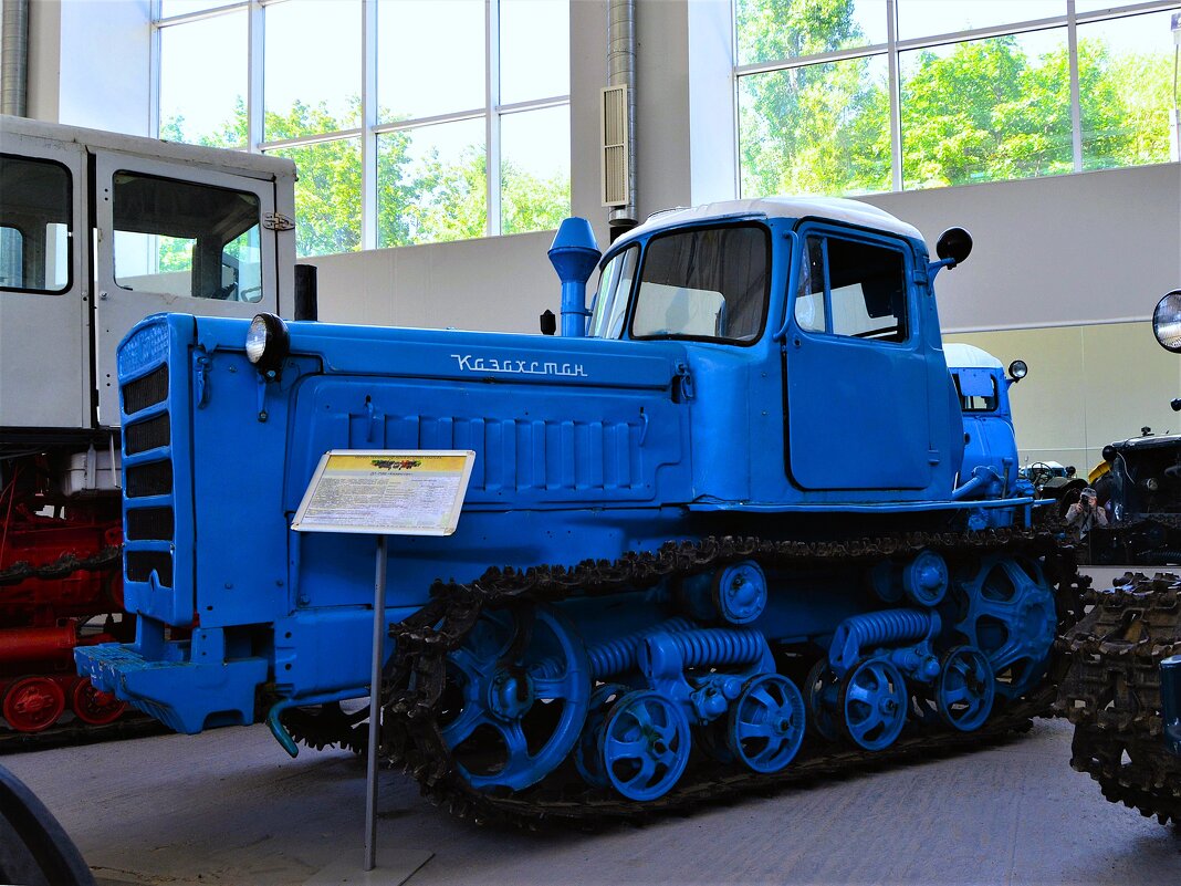 Чебоксары. Гусеничный трактор ДТ – 75М «Казахстан». - Пётр Чернега Чебоксары. Гусеничный трактор ДТ – 75М «Казахстан». - Пётр Чернега