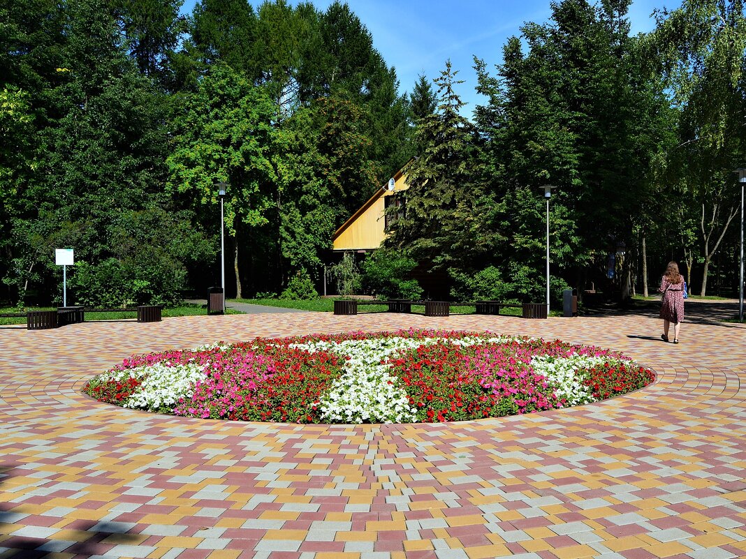 Чебоксары. Клумба на входе в Дорисс-парк. - Пётр Чернега